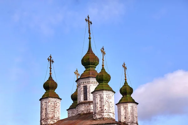 Cruces ortodoxas orientales sobre cúpulas de oro, cúpulas, contra cielo azul con nubes — Foto de Stock