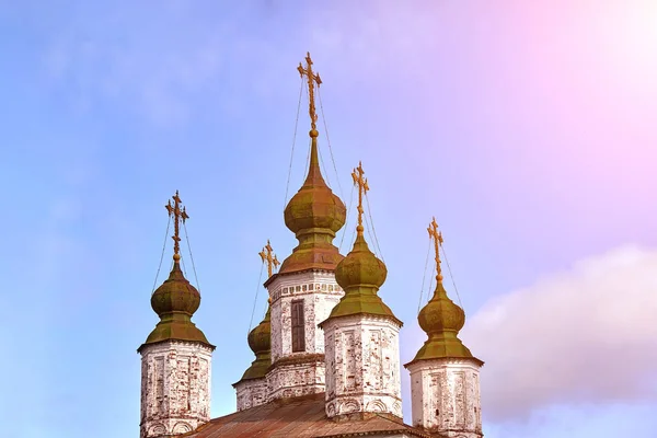 Cruces ortodoxas orientales sobre cúpulas de oro, cúpulas, contra cielo azul con nubes —  Fotos de Stock