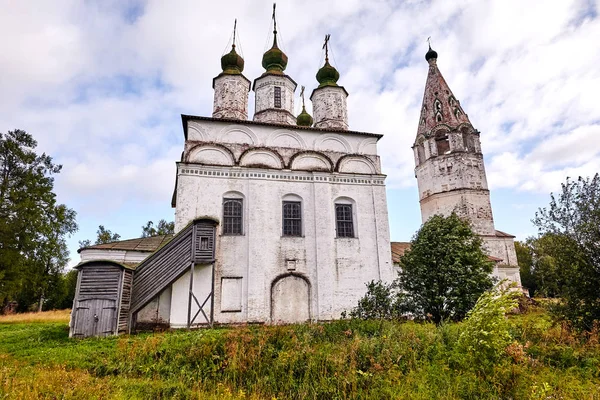 Antigua iglesia ortodoxa en la aldea. Vista de verano con pradera floral . — Foto de Stock