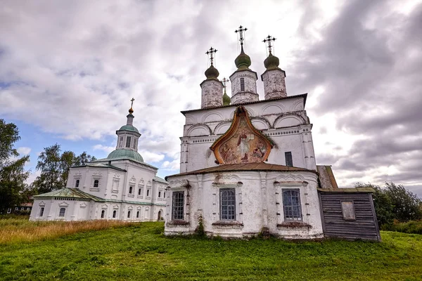 Vieille église orthodoxe au village. Vue d'été avec prairie florale . — Photo