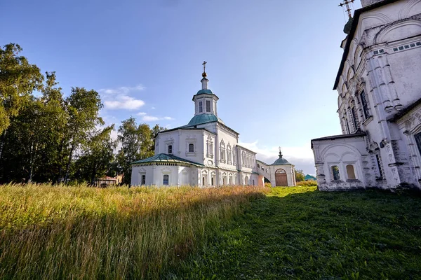Gamla ortodoxa kyrkan på village. Sommaren Visa med blommig äng. — Stockfoto