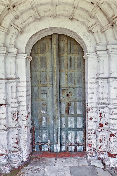 Puerta de madera cerrada de la antigua iglesia ortodoxa — Foto de Stock