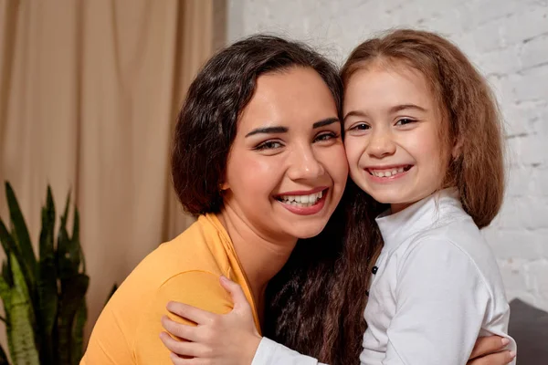Amor Jovem Mãe Filha Sentam Cama Casa Divertem Abraçam Mostram — Fotografia de Stock