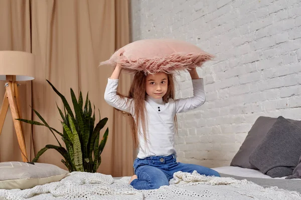 Potret manis emosional gadis kecil di tempat tidur, dengan bantal — Stok Foto