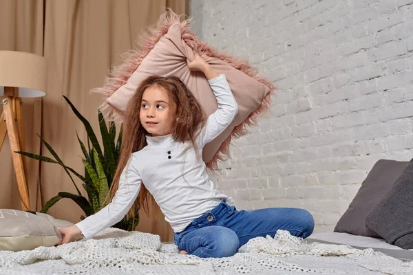 Potret manis emosional gadis kecil di tempat tidur, dengan bantal — Stok Foto