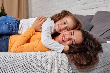 Tanrı aşkına genç kızı. Onlar evde yatakta yalan ve iyi eğlenceler