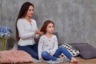 Birlikte vakit geçirmek güzel bir genç anne ve küçük kızı Eemotions