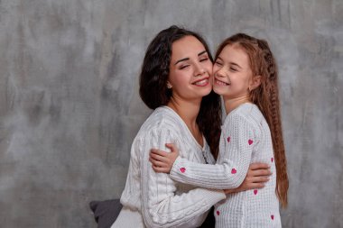 Birlikte vakit geçirmek güzel bir genç anne ve küçük kızı Eemotions
