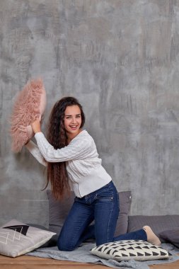 Genç oldukça çekici esmer kadın katta oturan kamera önce poz