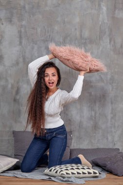 Genç oldukça çekici esmer kadın katta oturan kamera önce poz