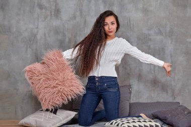 Genç oldukça çekici esmer kadın katta oturan kamera önce poz