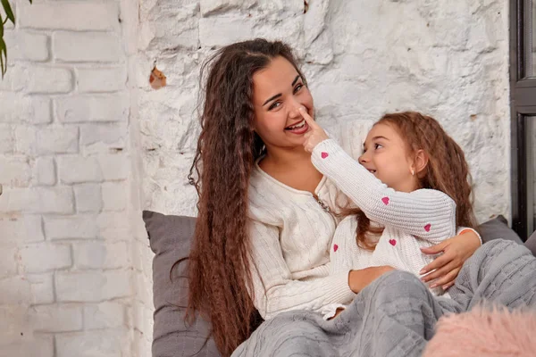 Mãe e filha sentadas no peitoril perto da janela no quarto — Fotografia de Stock