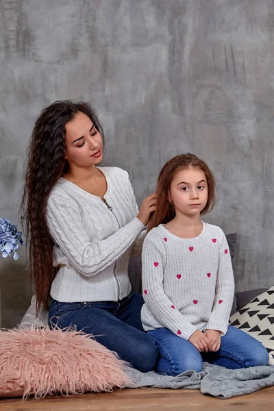 Birlikte vakit geçirmek güzel bir genç anne ve küçük kızı Eemotions — Stok fotoğraf