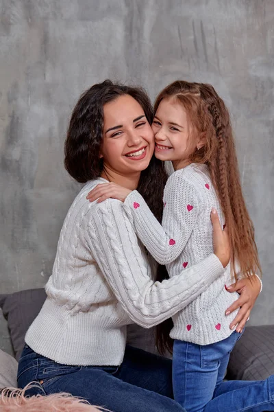 Emoções de uma bela jovem mãe e sua filhinha que passam tempo juntos — Fotografia de Stock