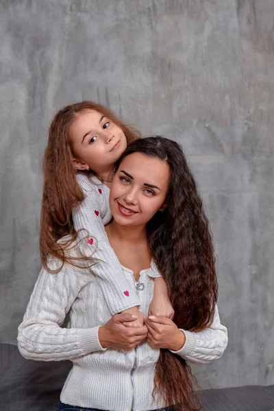Birlikte vakit geçirmek güzel bir genç anne ve küçük kızı Eemotions — Stok fotoğraf