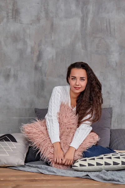 Genç oldukça çekici esmer kadın katta oturan kamera önce poz