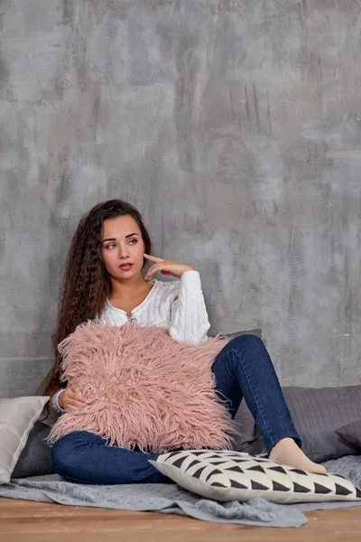 Genç oldukça çekici esmer kadın katta oturan kamera önce poz