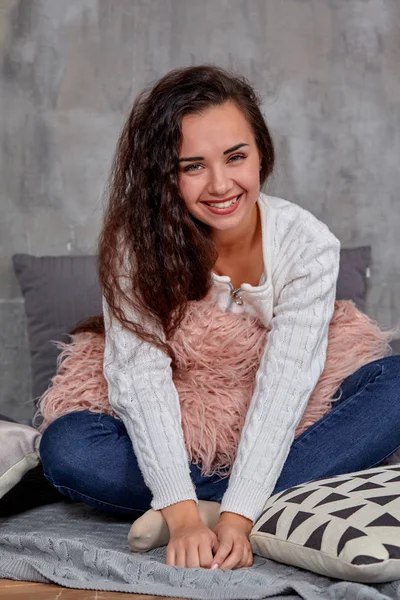 Genç oldukça çekici esmer kadın katta oturan kamera önce poz