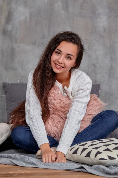 Genç oldukça çekici esmer kadın katta oturan kamera önce poz