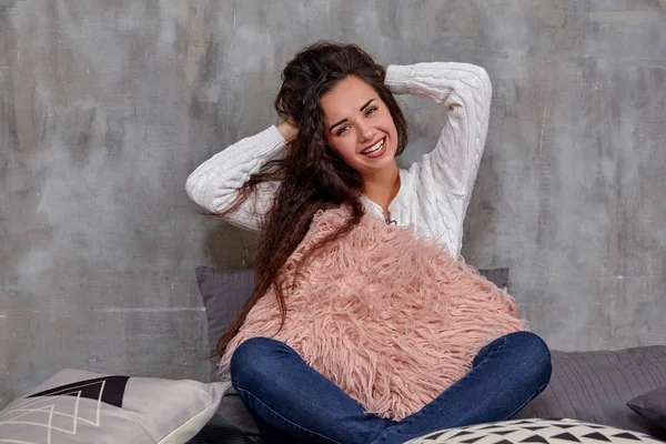 Genç oldukça çekici esmer kadın katta oturan kamera önce poz