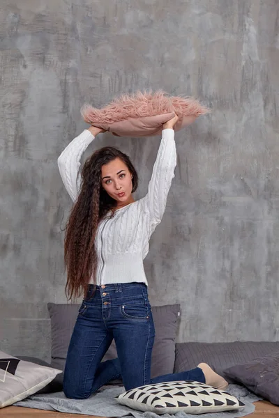 Genç oldukça çekici esmer kadın katta oturan kamera önce poz