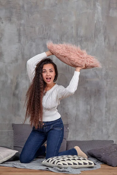 Genç oldukça çekici esmer kadın katta oturan kamera önce poz