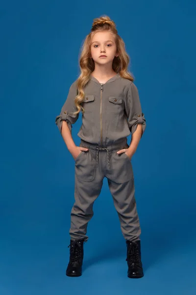 Niña en una ropa de moda sobre fondo azul —  Fotos de Stock