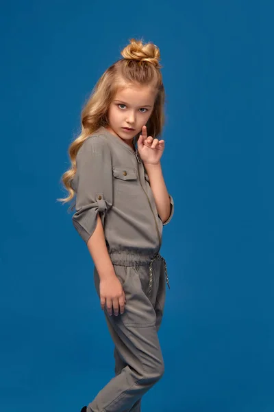 Niña en una ropa de moda sobre fondo azul —  Fotos de Stock