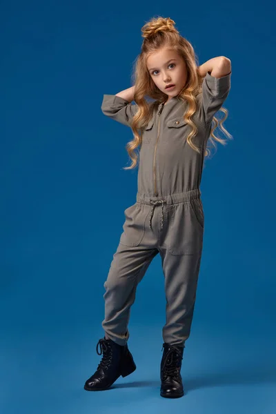 Niña en una ropa de moda sobre fondo azul —  Fotos de Stock