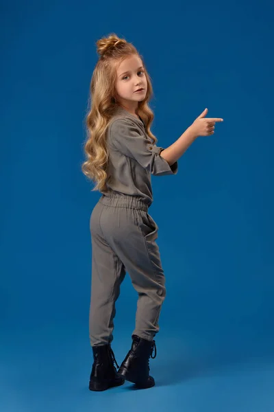 Niña en una ropa de moda sobre fondo azul —  Fotos de Stock