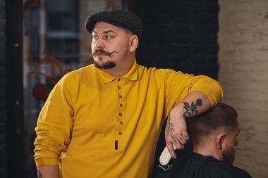 Berber Dükkanı çekici sakallı adamın yapma saç kesimi berber