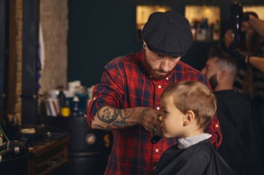 Beyaz çocuk saç kesimi içinde berber dükkanı kapalı Başlarken