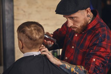 Beyaz çocuk saç kesimi içinde berber dükkanı kapalı Başlarken