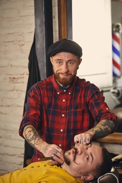 Kundin beim Bartschnitt im Friseursalon — Stockfoto