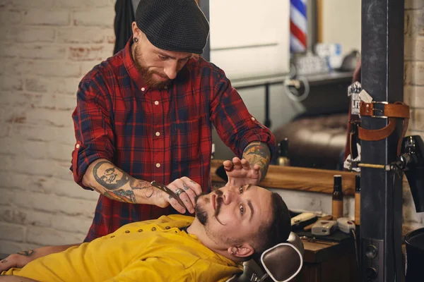 Klient při holení vousů v holičství — Stock fotografie