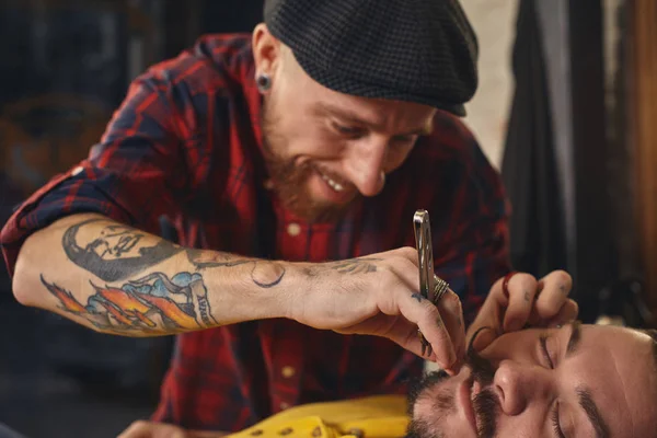 Kundin beim Bartschnitt im Friseursalon — Stockfoto