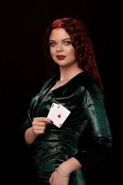 İskambil siyah üzerine genç güzel kadın. Casino