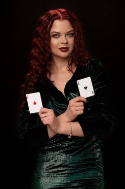 İskambil siyah üzerine genç güzel kadın. Casino