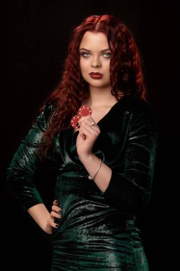 Onun elleri siyah üzerinde fiş ile genç güzel kadın. Casino