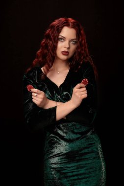 Onun elleri siyah üzerinde fiş ile genç güzel kadın. Casino