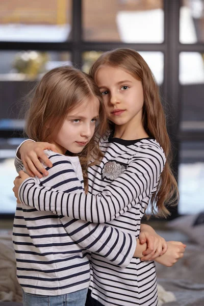 L'image de deux petites sœurs assises sur le lit dans la chambre . — Photo