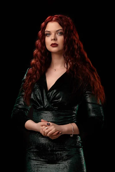 黒の巻き毛を持つ若い美しい赤毛の女性。カジノ — ストック写真