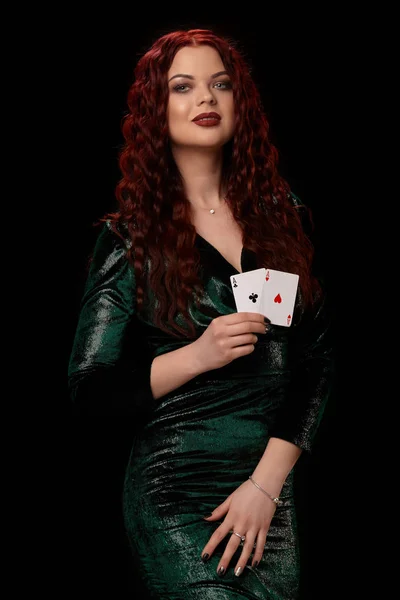 Szexi vörös hajú nő pózol egy kártya a kezében, a fekete háttér — Stock Fotó