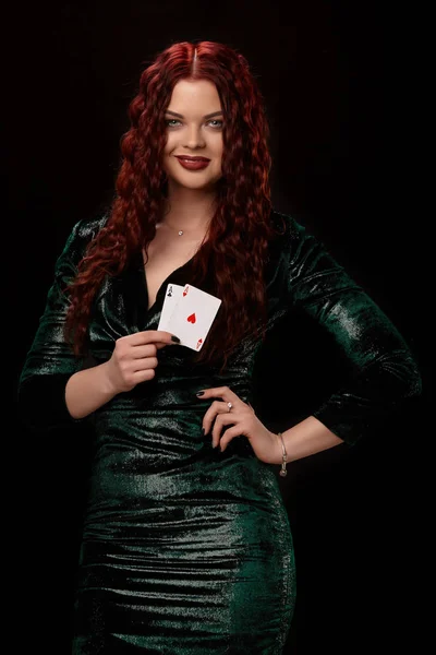 黒の背景に、彼女の手でトランプでポーズ セクシーな赤毛の女性 — ストック写真