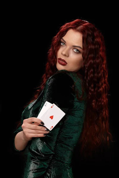トランプを黒の上の若い美しい女性。カジノ — ストック写真
