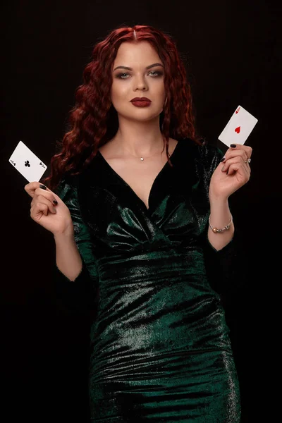 Joven hermosa mujer con naipes sobre negro. Casino Casino — Foto de Stock