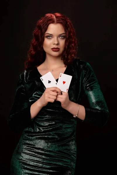 Joven hermosa mujer con naipes sobre negro. Casino Casino — Foto de Stock