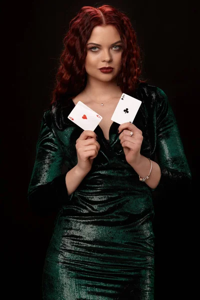 トランプを黒の上の若い美しい女性。カジノ — ストック写真