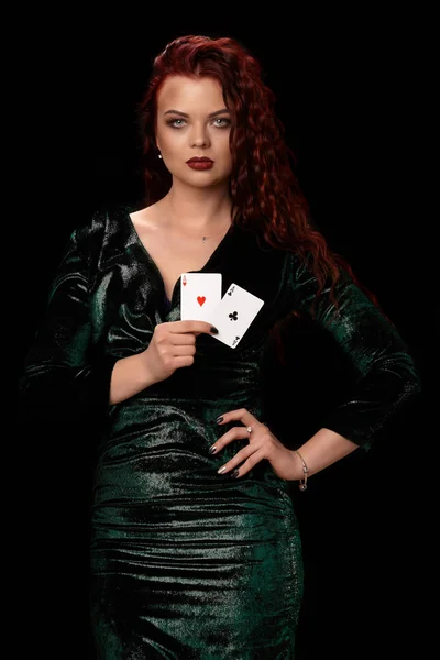 Jeune belle femme avec une carte à jouer sur noir. Casino — Photo