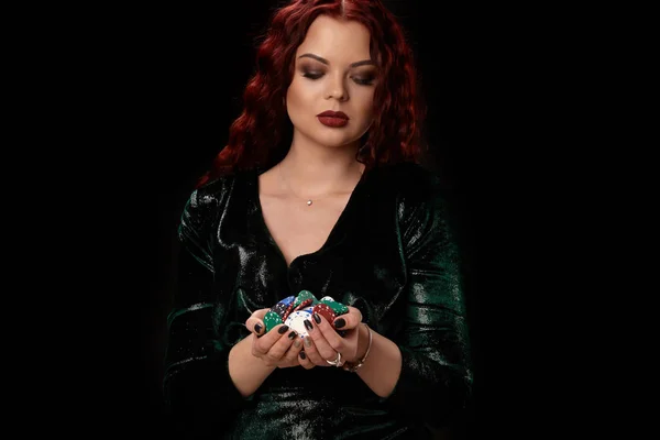 Jovem mulher bonita com um monte de batatas fritas em suas mãos sobre preto. Casino — Fotografia de Stock
